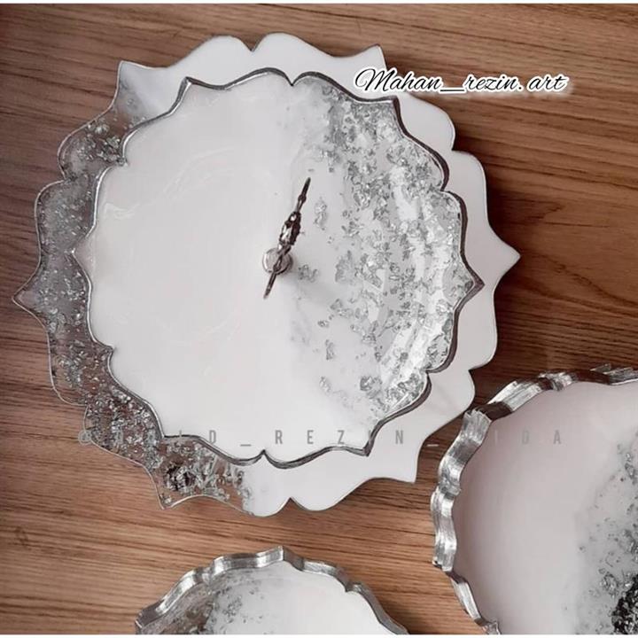 ظروف پذیرایی رزینی در دو رنگ سفید و نقره‌ای قطر 30 و20